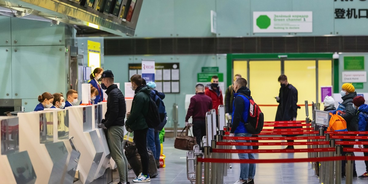 Projekt nowego rozporządzenia ws. zakazów w ruchu lotniczym ma objąć 63 państwa. Przepisy mogą utrudnić Polakom powroty do kraju z wakacji. 