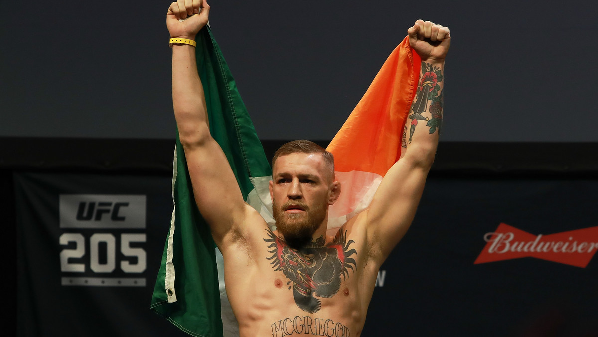 Conor McGregor poinformował, że podpisał kontrakt na bokserską walkę z Floydem Mayweatherem Jr (49-0, 26 KO). Hitowy pojedynek najpopularniejszego zawodnika MMA na świecie oraz najlepszego pięściarza globu ostatnich lat ma odbyć się jesienią w Las Vegas.