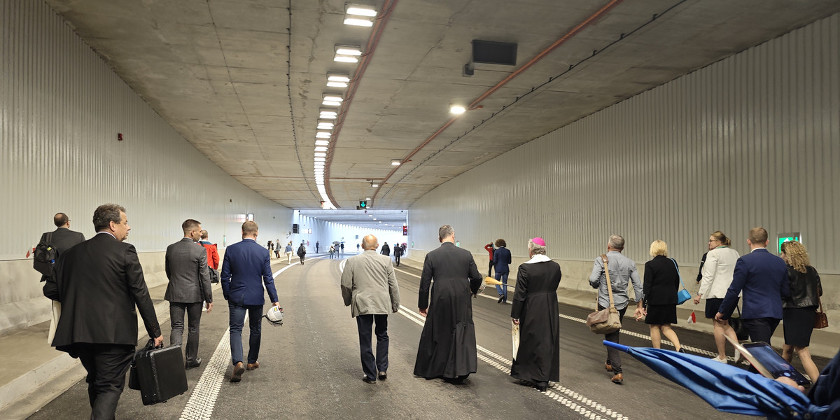 Biskup Dzięga poświęcił nowy tunel. VIP-y szły z tyłu.
