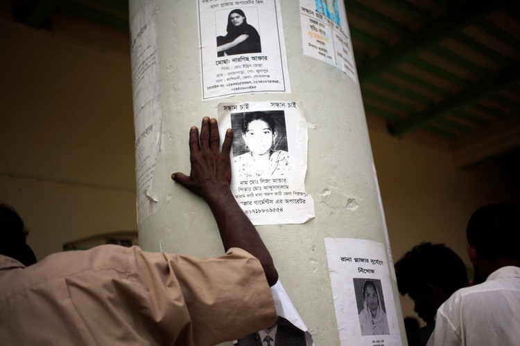 Rodziny naklejają na murach wokół miejsca katastrofy plakaty ze zdjęciami zaginionych bliskich