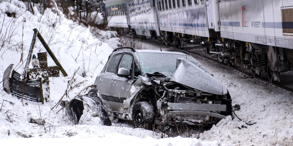 O krok od tragedii w Poroninie. Kierowca wjechał pod pociąg