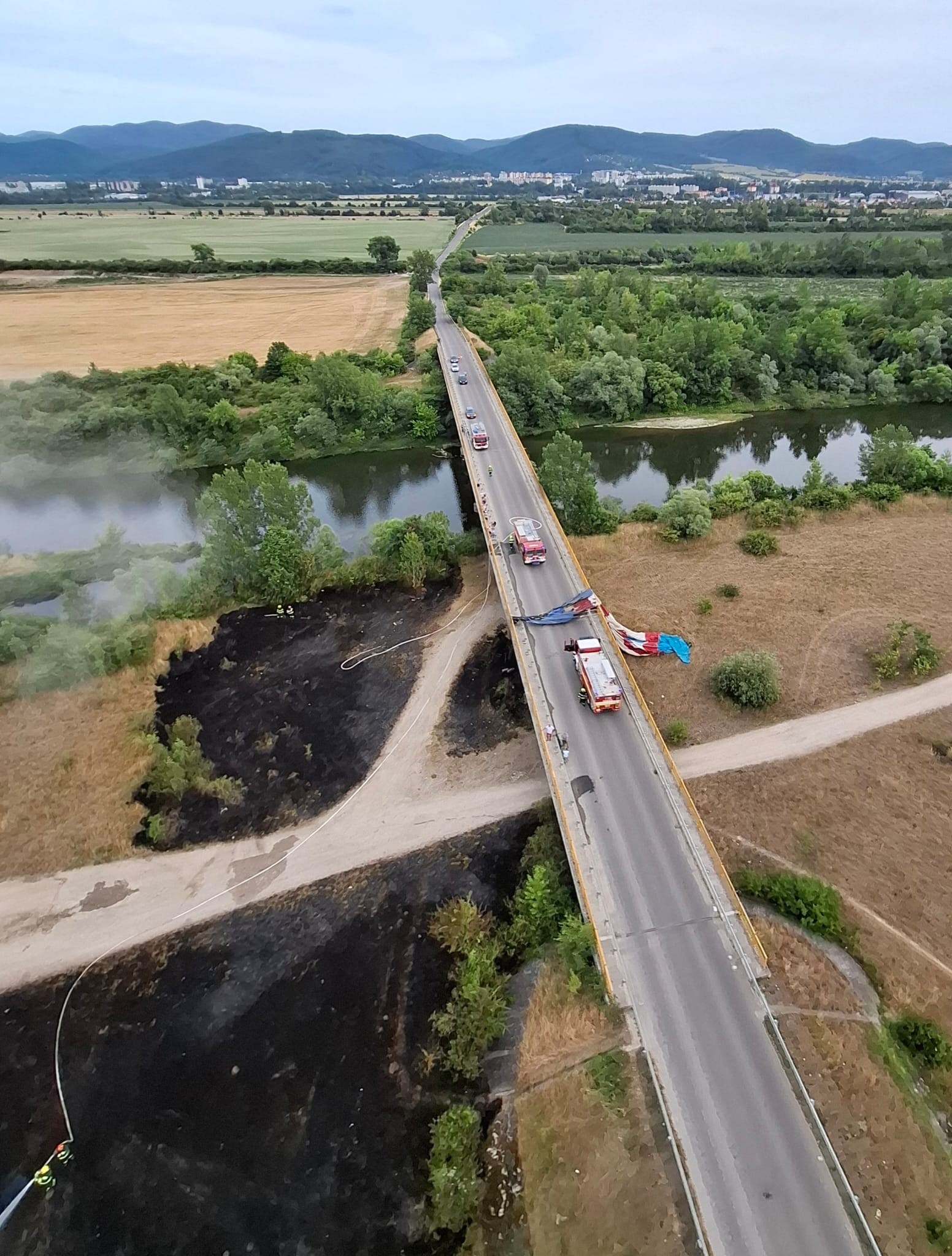Pri požiari teplovzdušného balóna zasahovali aj leteckí záchranári.