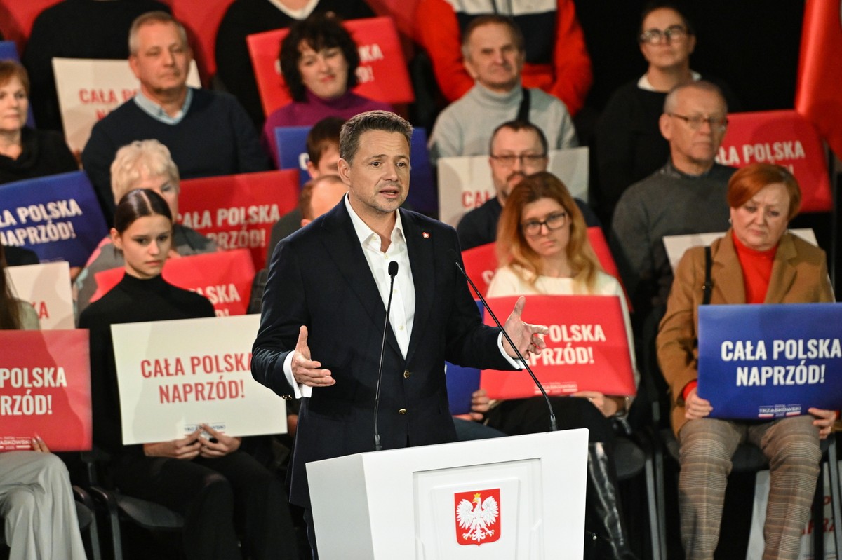 Kandydat KO w wyborach na prezydenta RP, prezydent stolicy Rafał Trzaskowski przemawia podczas otwartego spotkania z wyborcami w Szczecinie.