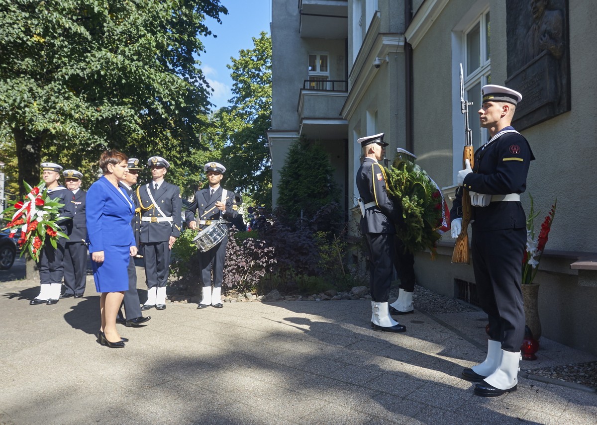 Rocznica podpisania porozumień sierpniowych - premier Beata Szydło składa kwiaty przed tablicą upamiętniającą Lecha Kaczyńskiego.