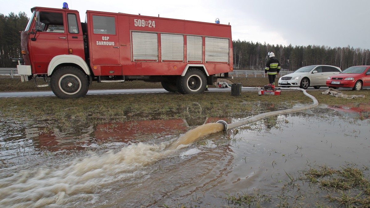 Alarm przeciwpowodziowy w powiecie płockim. W Wiśle, na odcinku od Wyszogrodu do Płocka wciąż przybywa wody, a w niektórych miejscach przekroczyła ona stan alarmowy. Starosta Płocki ogłosił alarm przeciwpowodziowy dla miasta i gminy Wyszogród i Gąbin oraz gmin: Mała Wieś, Bodzanów, Słupno, Słubice, Nowy Duninów. Obowiązuje on od dzisiaj, od godziny 20.