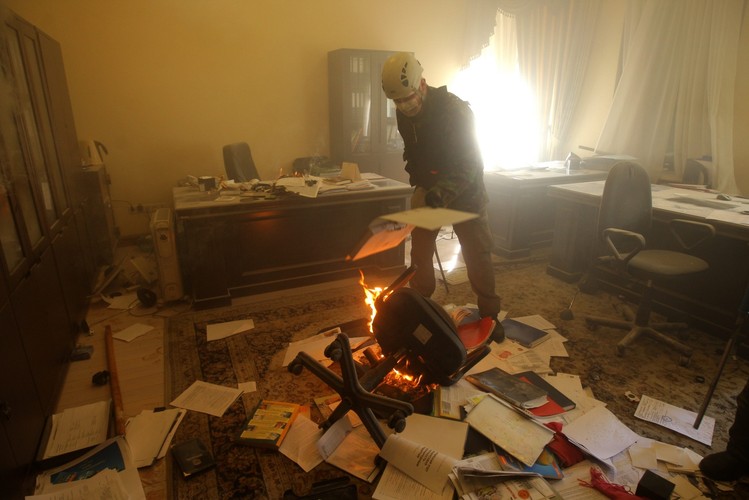 Protestujący zajęli siedzibę rządzącej Partii Regionów