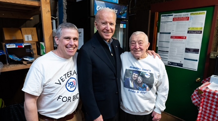 Joe Biden és Berta Jenőék a nevezetes magyar kocsmában az Iowa állambeli Davenportban