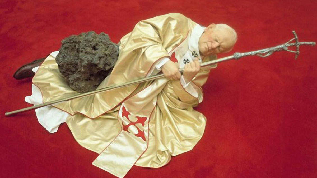 Autor rzeźby z papieżem i meteorytem pozwany. Chodzi o prawa autorskie