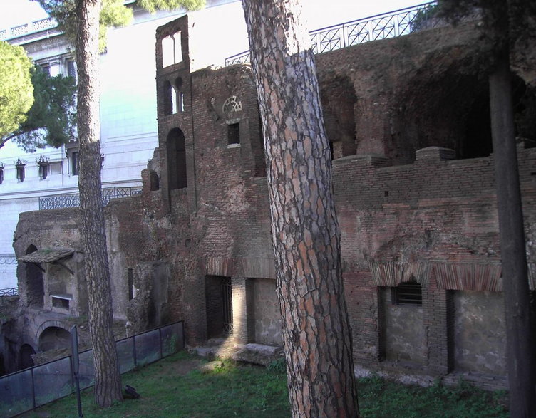 Wyższe piętra zachowanej rzymskiej insuli przy Piazza Venezia