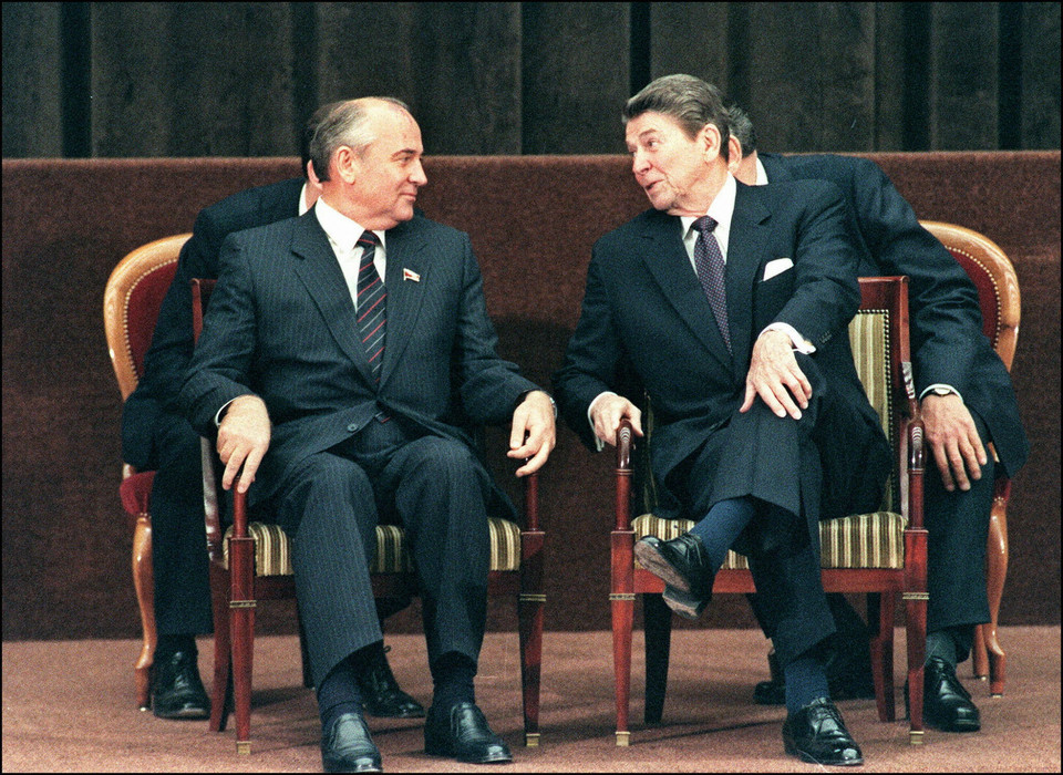 Prezydent USA Ronald Reagan i przywódca ZSRR Michaił Gorbaczow rozmawiają podczas szczytu w Genewie, 21 listopada 1985. r.