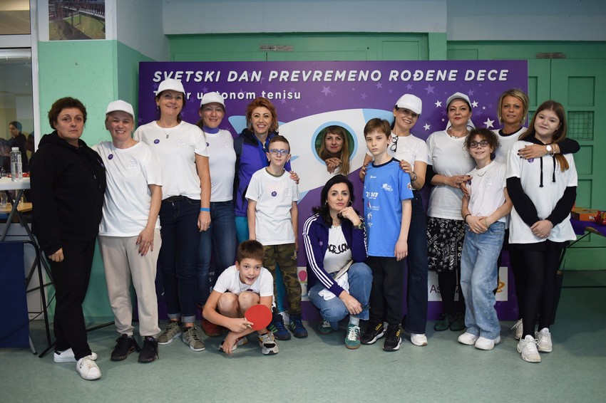 Aktivisti Udruženja "Mali Div" sa decom