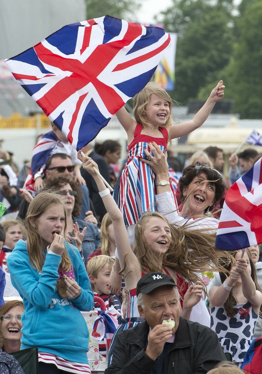 Kraljevska porodica je zanimljiva Britancima ali i turistima Prinova neće doneti veliku radost samo Kejt i Vilijamu, već i svim Britancima. Njenim rođenjem ekonomija će ojačati, budući da će mediji svih zemalja sveta opet biti orijentisani na London. Zahvaljujući turizmu, Velika Britanija na kraljevskoj kulturi i nasleđu zaradi čak 4,5 milijardi funti godišnje. Prošle godine kraljevsko venčanje je privuklo ogroman broj posetilaca, pa se isto očekuje i sa rođenjem bebe. 5. Formiraju tim koji će brinuti o Kejt