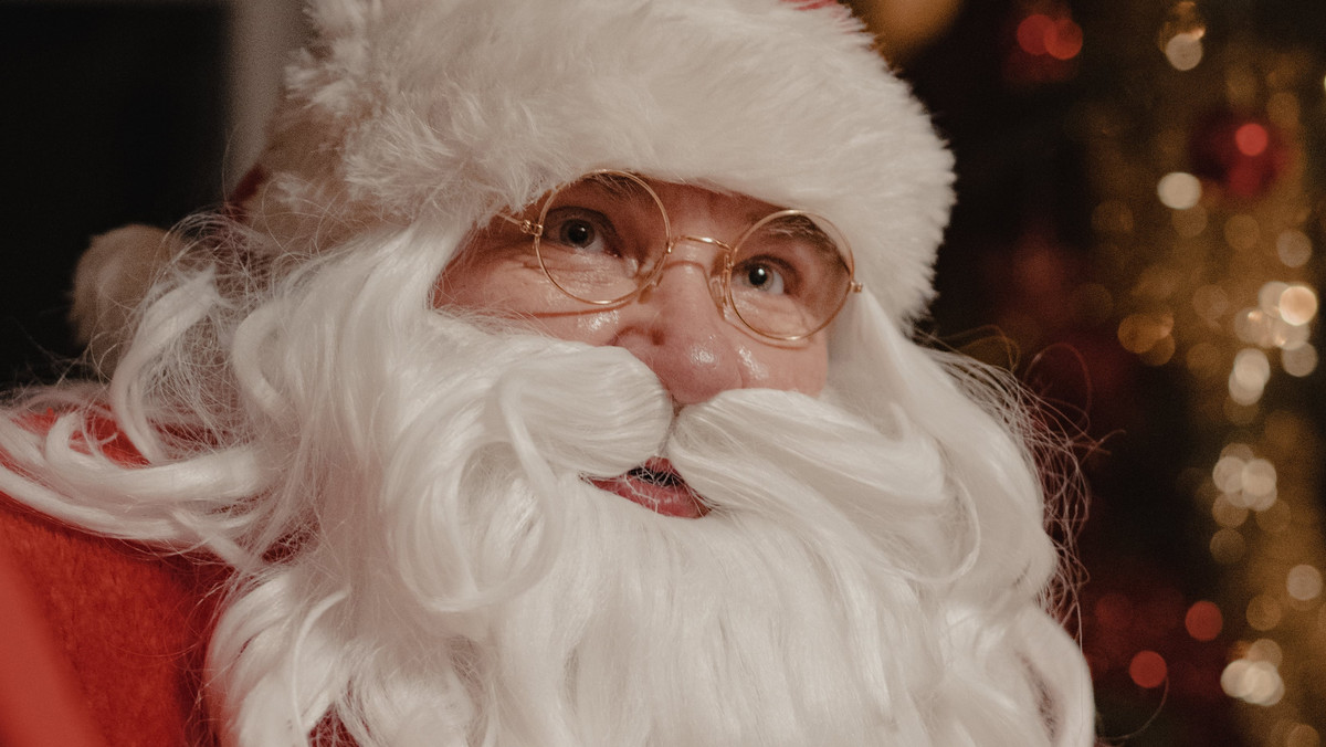 Mikołaj mówi, jakie prezenty dostają dzieci pod choinkę?