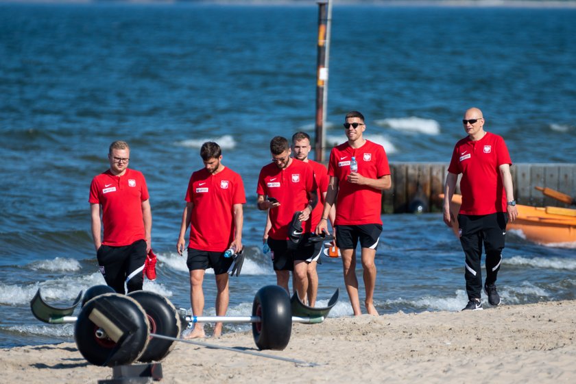 Boso na plaży. Tak "polska husaria" szykuje się do meczu z Hiszpanią