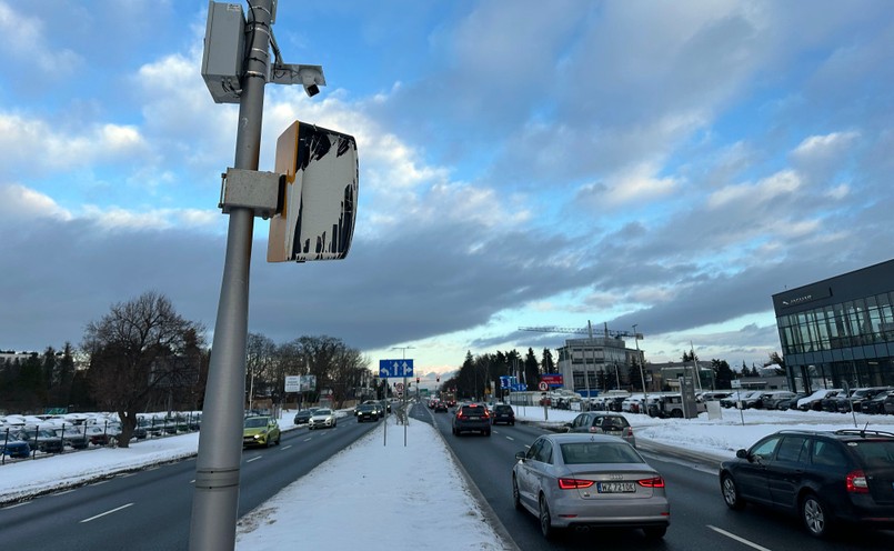 Fotoradar rekordzista na Al. Jerozolimskie w Warszawie zniszczony trzeci raz. Został zalany farbą (zdjęcia z 3 stycznia 2026 roku)