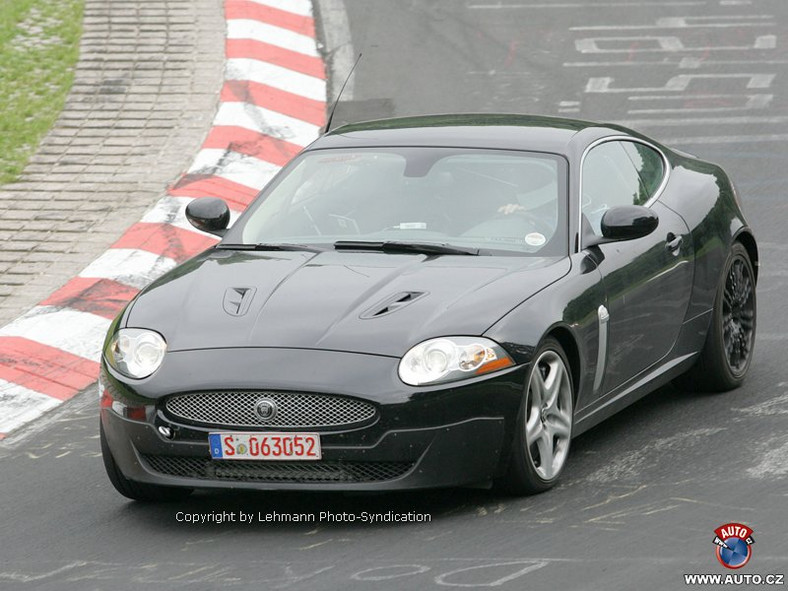 Zdjęcia szpiegowskie: nowa skrzynia biegów i facelifting dla Jaguara XK/XKR