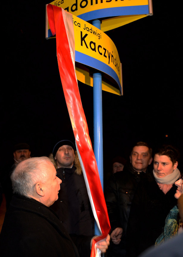 Jadwiga Kaczyńska ze swoją ulicą w Starachowicach. Tablicę z nazwą odsłonił jej syn