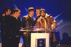 Bracia Gallagherowie odbierają Brit Awards, 1996 r.