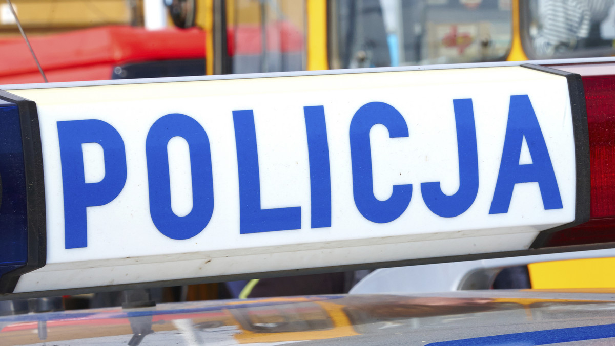 Wrocławscy policjanci zatrzymali 38-letniego mieszkańca Łodzi, który ma na swoim koncie aż sześć napadów na placówki bankowe. Decyzją sądu mężczyzna już teraz został aresztowany na trzy miesiące. Grozi mu do 15 lat więzienia.