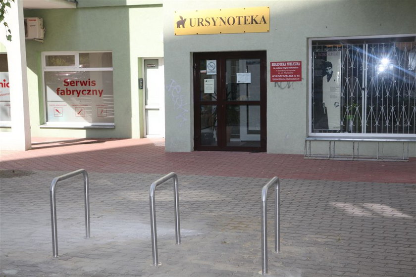 Ułatwienia dla rowerzystów na Ursynowie. Urząd dzielnicy postawił już 58 stojaków rowerowych. Trwa montowanie kolejnych.