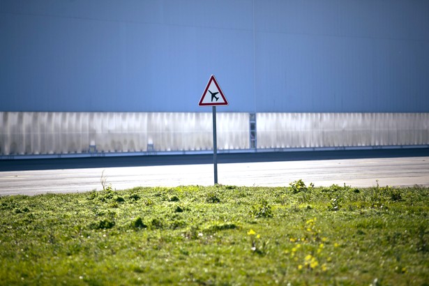 Znak drogowy ostrzegający kierowców przed lądującymi samolotami w pobliżu lotniska Toulouse-Blagnac we Francji. Fot. Balint Porneczi, Bloomberg's Best Photos 2013.