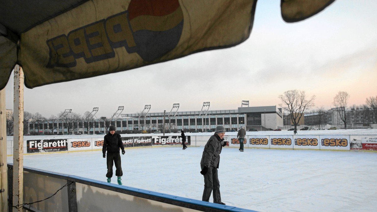 Mimo kalendarzowej zimy, pogoda za oknem zachęca nas bardziej do jazdy na rowerze aniżeli ubrania nart, czy snowboardu. W Krakowie, choć próżno szukać ośnieżonych stoków, to lodowisk nie brakuje.