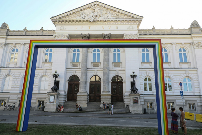 "Prosta tęcza" przed Zachętą 