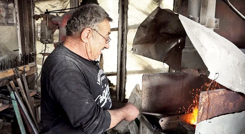 Dok čekićem udara, rime same naviru