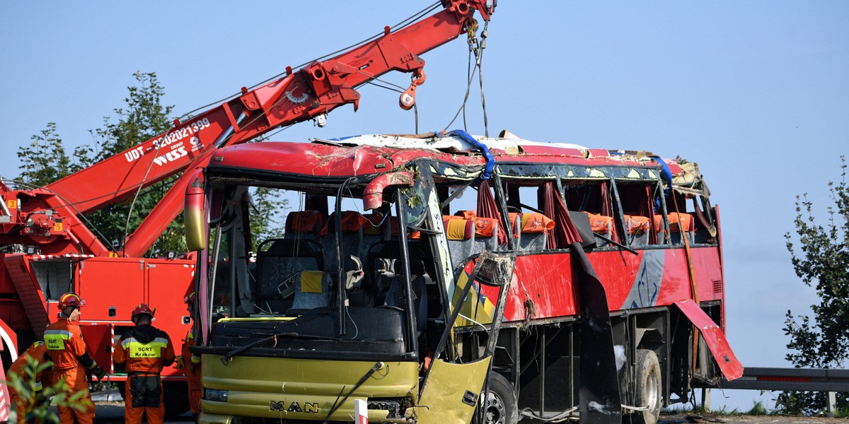 Z autobusu została miazga. Śledczy: Kierowca jechał za szybko