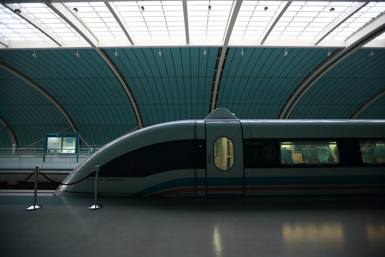 Pociąg magnetyczny Maglev na peronie szanghajskiej stacji przy lotnisku Pudong. Operatorem pociągu jest Shanghai Maglev Transportation Development. Szanghaj, 24.10.2013 (4)