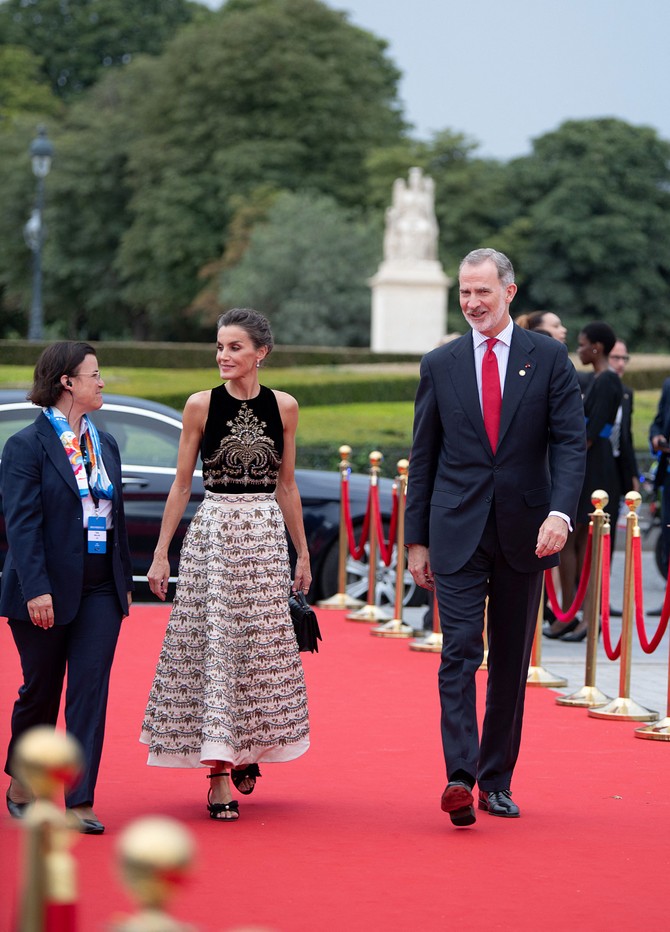 Kraljica Leticija u Dior haljini na gala večeri u muzeju Luvr  u Parizu