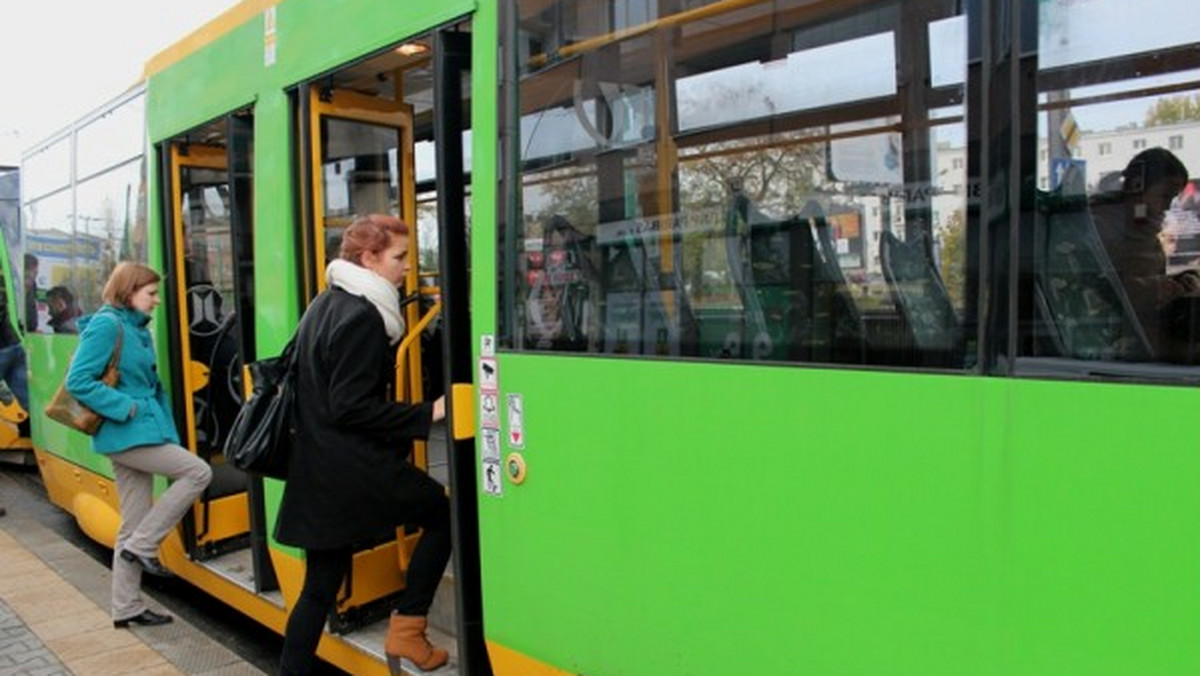 Miasto porozumiało się z operatorem systemu umożliwiającego kupno biletu komunikacji miejskiej przez telefon komórkowy - informuje portal mmpoznan.pl.