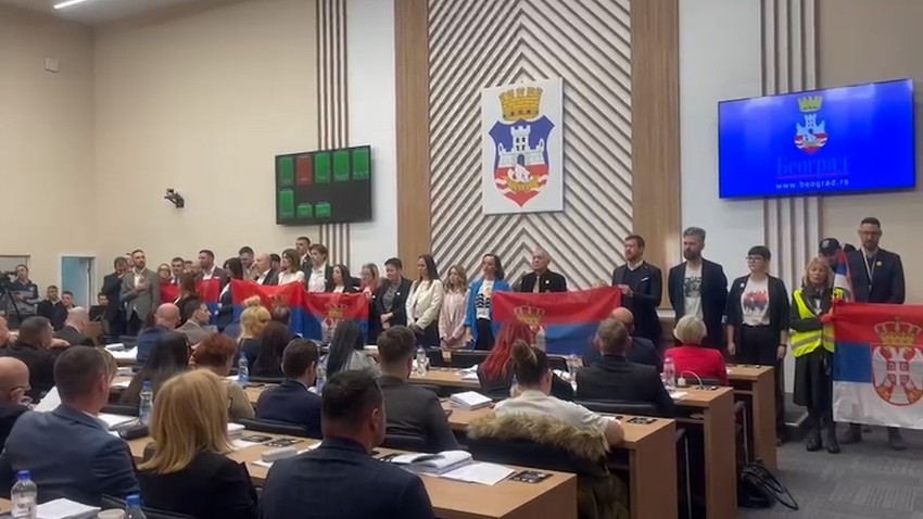 Predstavnici opozicije drže zastave i intoniraju himnu