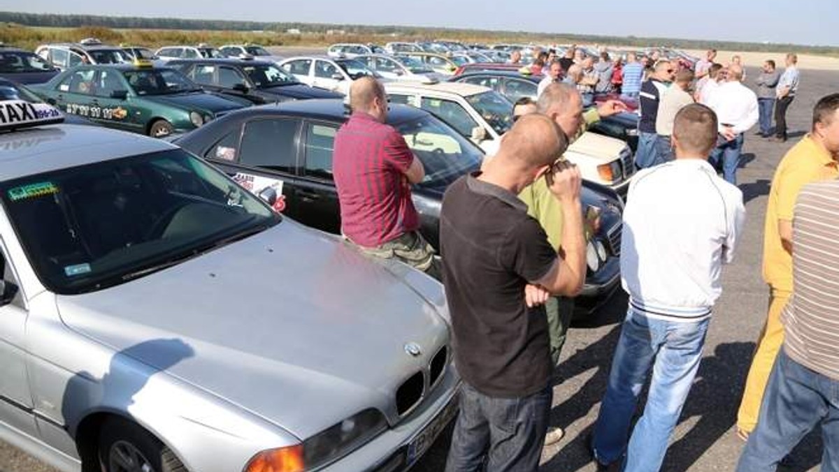 Będą kolejne protesty w sprawie buspasów - tak zapowiadają białostoccy taksówkarze. Akcje protestacyjne mogą się rozpocząć na początku przyszłego miesiąca. Mają je odczuć głównie urzędnicy - informuje "Kukier Poranny".