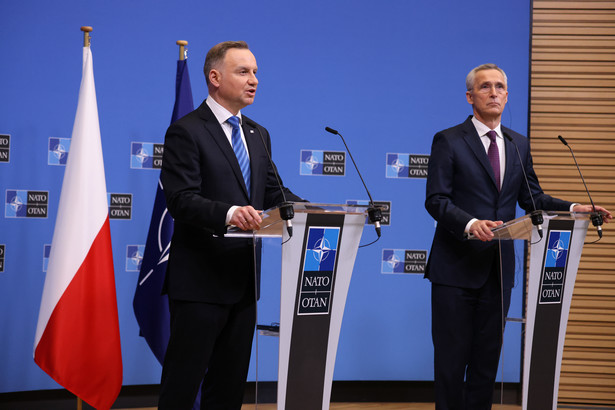Prezydent RP Andrzej Duda (L) i sekretarz generalny NATO Jens Stoltenberg (P)