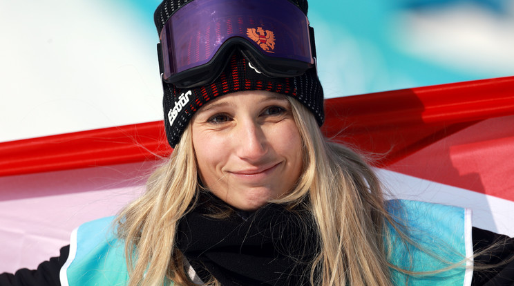 Az aranyérmes osztrák Anna Gasser a női hódeszkások big air döntőjének eredményhirdetésén a pekingi téli olimpián, a csangcsiakoui zónában lévő Kenting Havas Parkban 2022. február 15-én / Fotó: MTI/EPA/Fazry Ismail