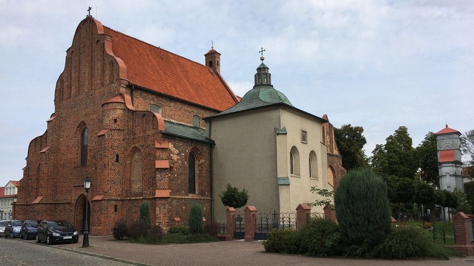 Tajemnice konińskiej fary - dołki i napisy na murach.