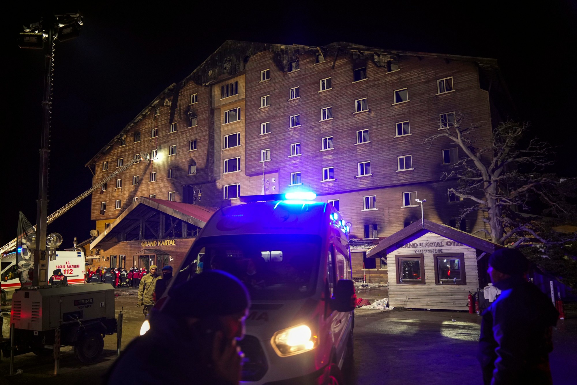 Požiar hotela v tureckom lyžiarskom stredisku v regióne Bolu.