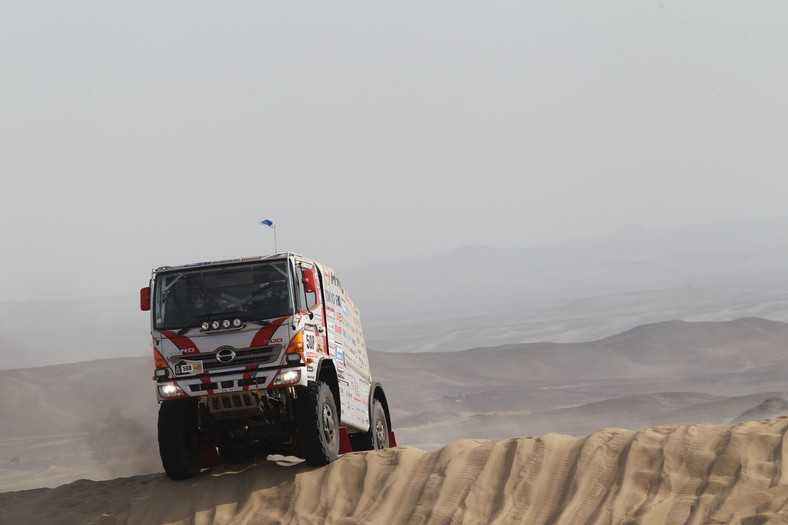 Dakar 2013: Hołowczyc zawiedziony, Sainz utknął na wydmach (2. etap, wyniki, galeria)