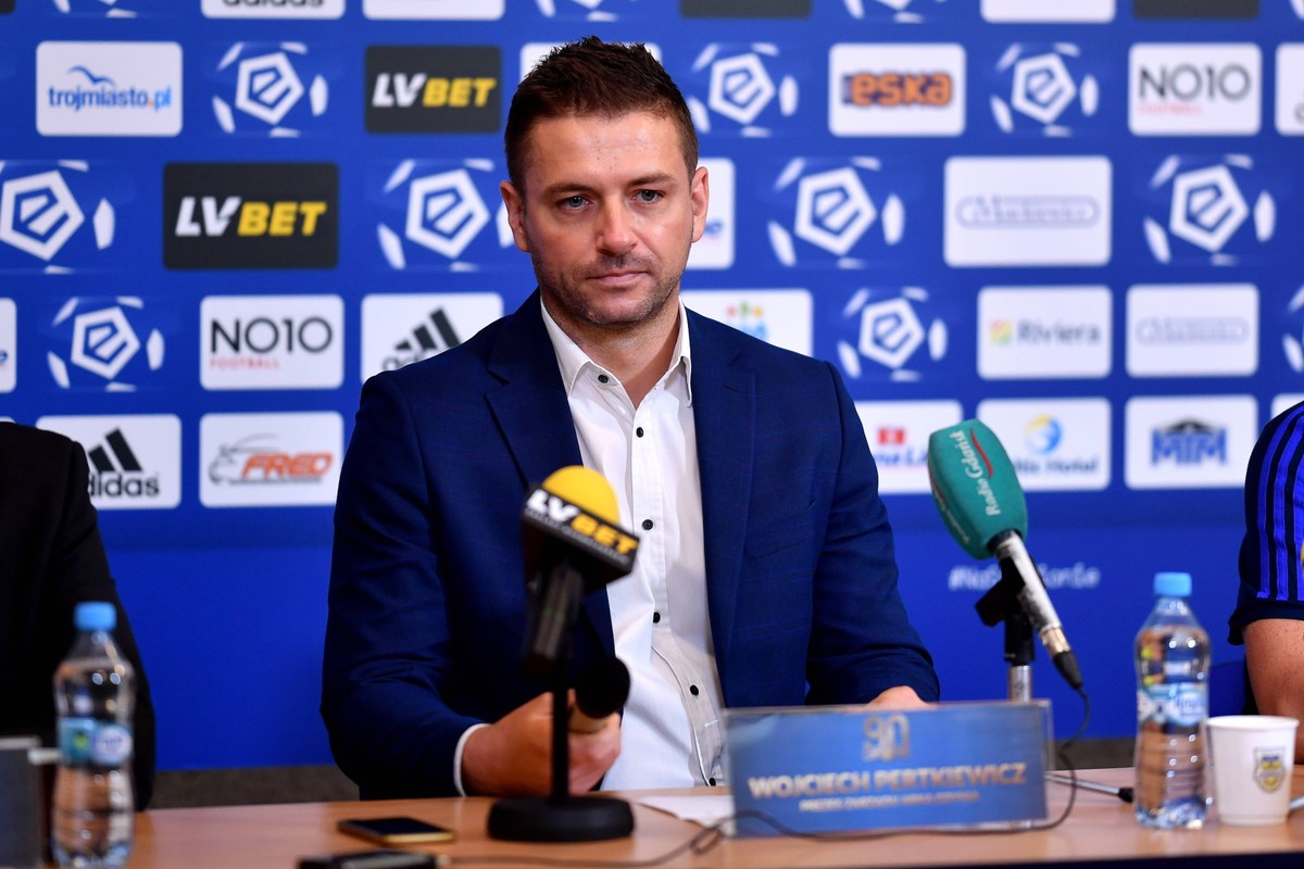 Na zdjęciu archiwalnym z 17.07.2019 r.: prezes Arki Gdynia Wojciech Pertkiewicz podczas konferencji prasowej. Wojciech Pertkiewicz będzie od 1 lutego prezesem zarządu Jagiellonii Białystok. O zmianach w zarządzie poinformowało 4.01.2022 r. biuro prasowe Jagiellonii