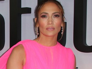 Igazi rabszolgasors lehet cipelni Jennifer Lopez gigantikus habos-babos ruháját