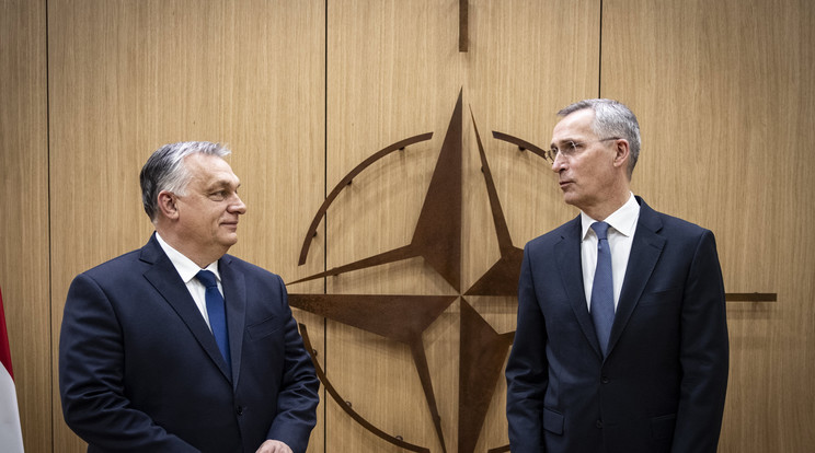 Orbán Viktor miniszterelnök (b) és Jens Stoltenberg NATO-főtitkár (j) Brüsszelben a szövetség rendkívüli, februári  csúcstalálkozóján. Fotó:   MTI/Miniszterelnöki Sajtóiroda/Fischer Zoltán