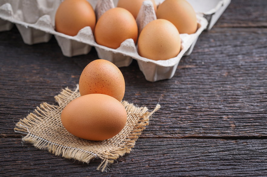 Przy wyborze jajek ważne jest zwracanie uwagi na sposób hodowli kur oraz warunki, w jakich przebywają