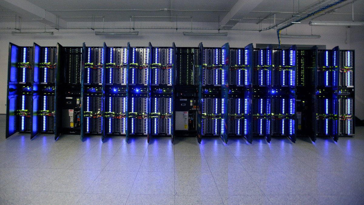 W poniedziałek w Akademickim Centrum Komputerowym Cyfronet AGH oficjalnie zaprezentowano superkomputer Prometheus, który ma największą moc obliczeniową w Polsce. Maszyna o wartości 41 mln zł służyć będzie naukowcom z wielu ośrodków, reprezentujących różne dziedziny.