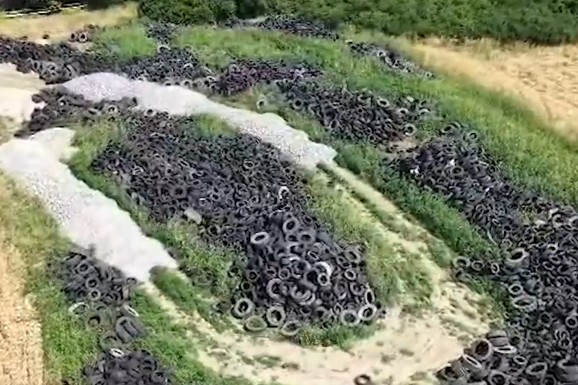 (VIDEO) SNIMLJENA OGROMNA DIVLJA DEPONIJA GUMA NA OBODU BEOGRADA Snimak dronom za nevericu: Usred njiva - opasna CRNA gomila