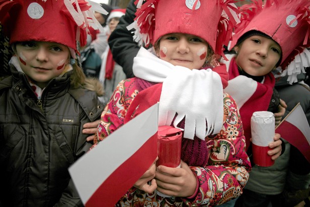 Do hymnu baczność! Nowy pomysł polityków PiS na każdy tydzień nauki