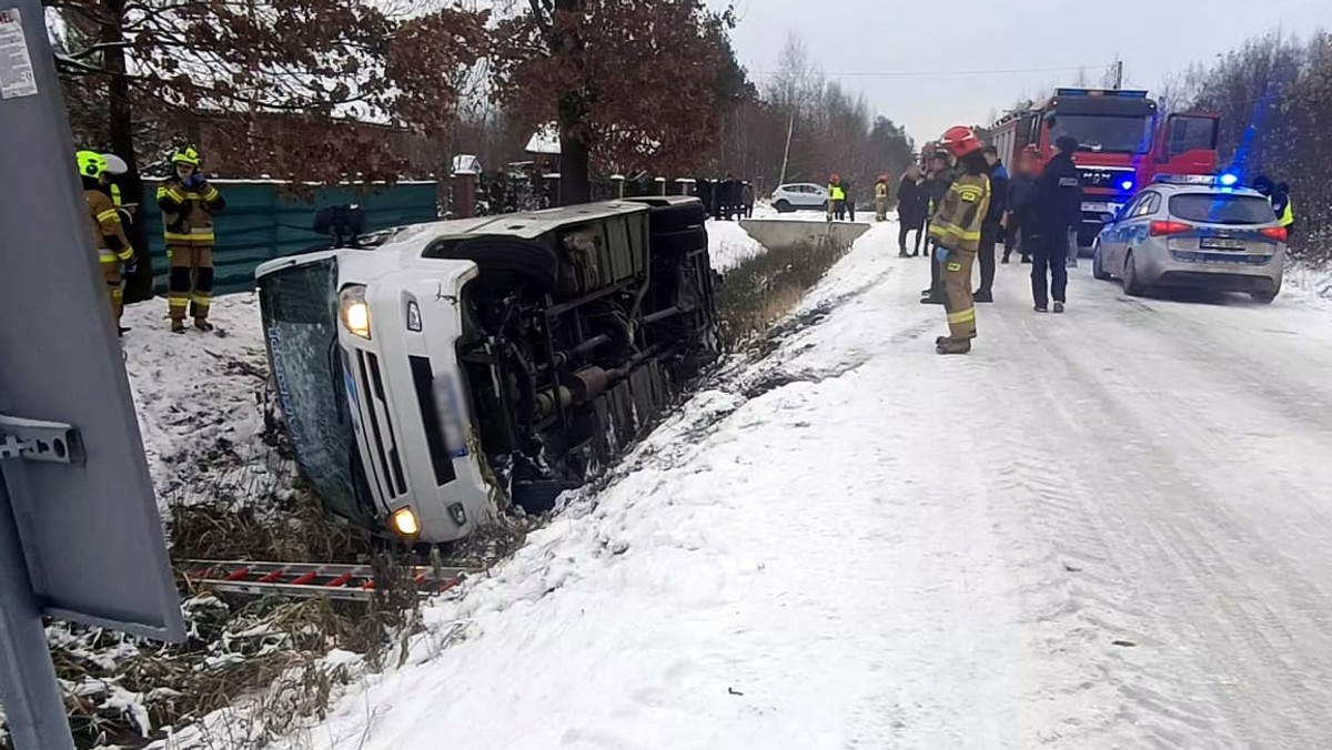 Bus przewrócił się na bok. Czworo dzieci z obrażeniami