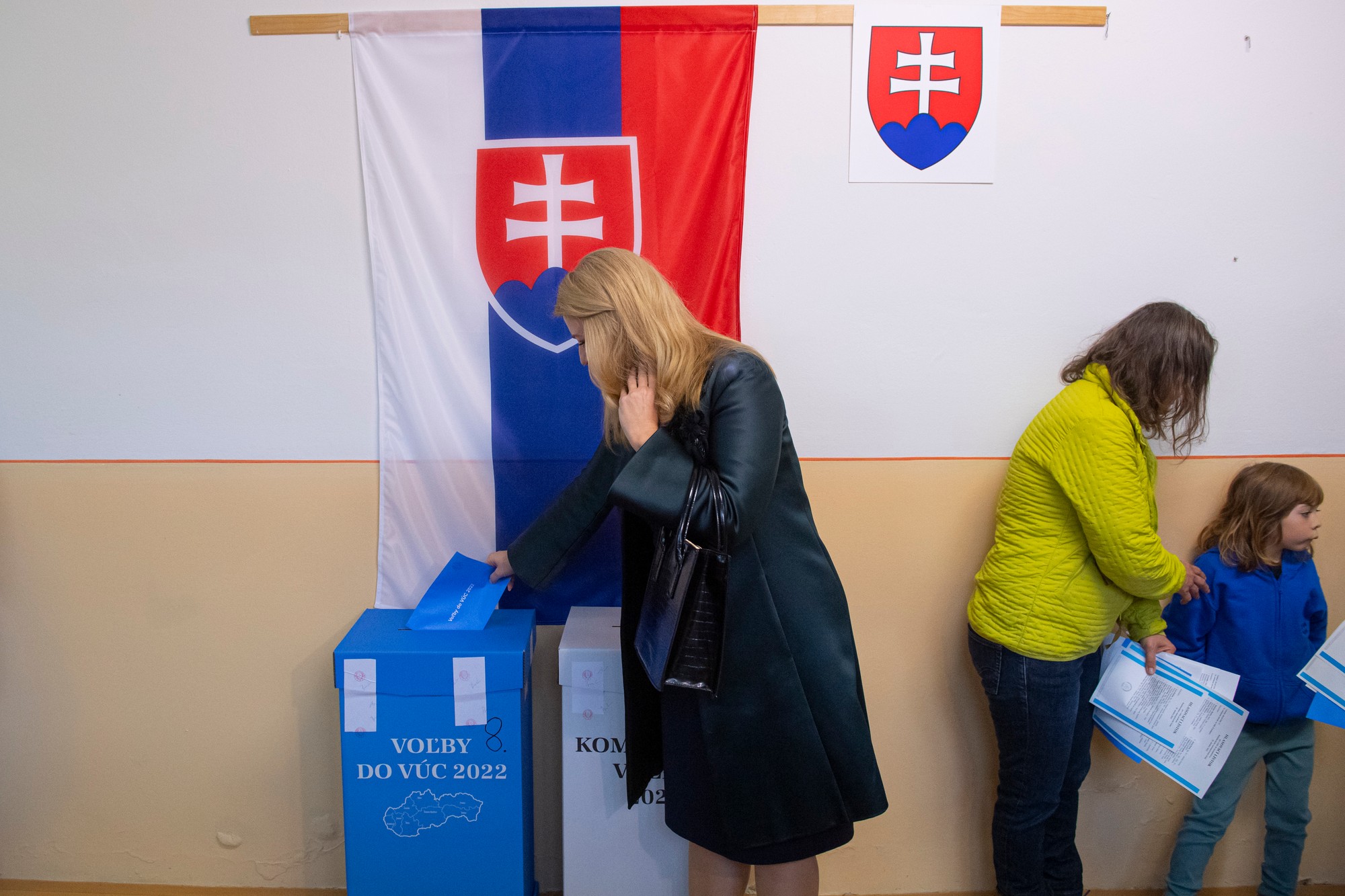 Na snímke prezidentka SR Zuzana Čaputová si preberá hlasovacie lístky od členky volebnej komisie vo volebnej miestnosti v Materskej škole v Pezinku 29. októbra 2022.