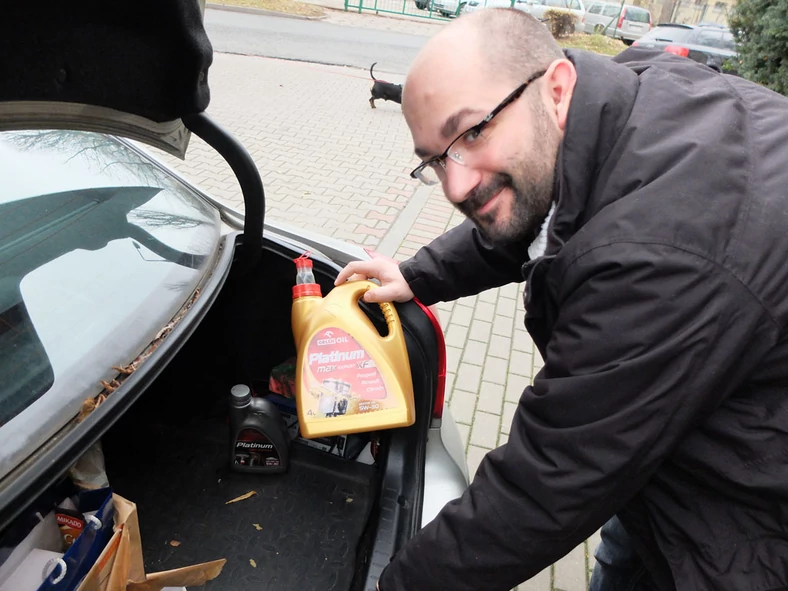 W bagażniku dwie bańki oleju i... prostownik. Sprawdzamy więc poziom oleju: niski – silnik powinien obejrzeć fachowiec. Akumulator – stary, a to oznacza, że zużyty. Wydatek!