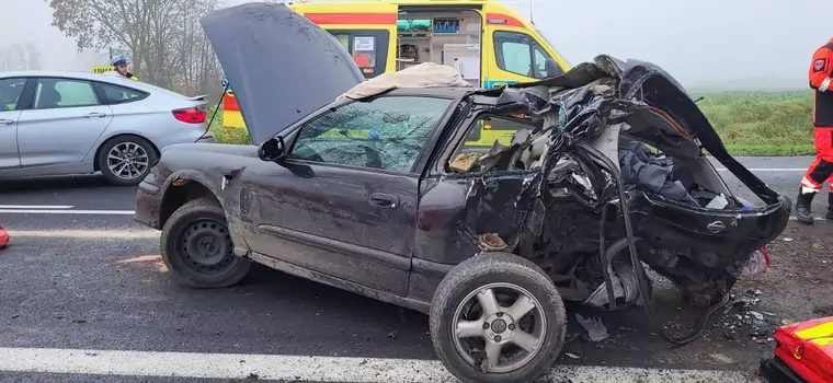 Jechał na samej feldze i uderzył w drzewo. Tragiczny wypadek na DK92